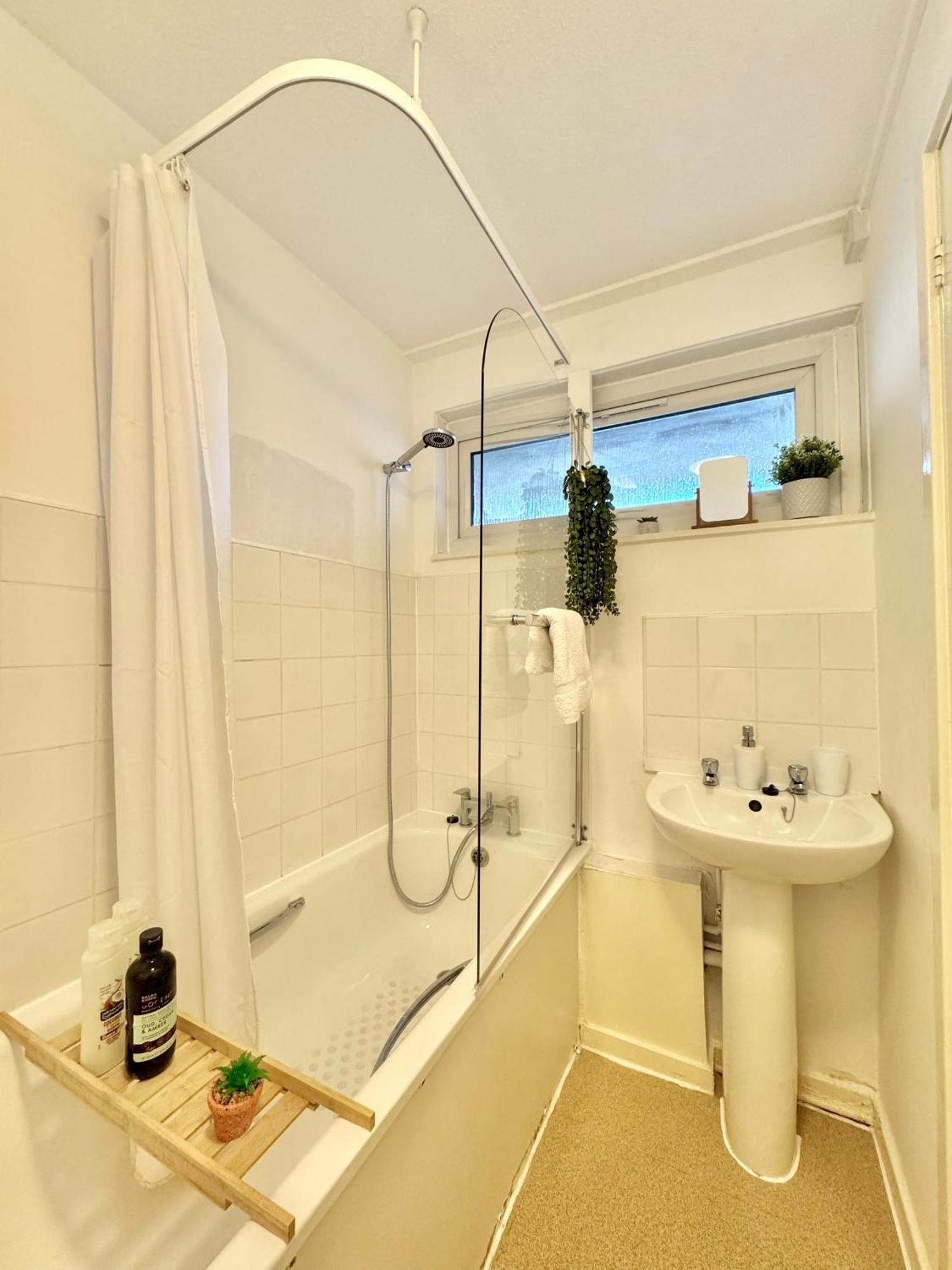 Stunning Apartment, Sleeps 4, Central London, 1 Bedroom, Zone 1, Kennington - Open For Business Stays, Long Stays And Families Relocating المظهر الخارجي الصورة